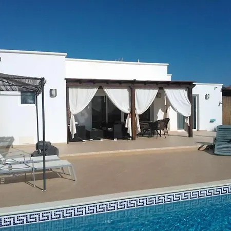Villa Playa Blanca Sleeps 6 Pool Wifi *